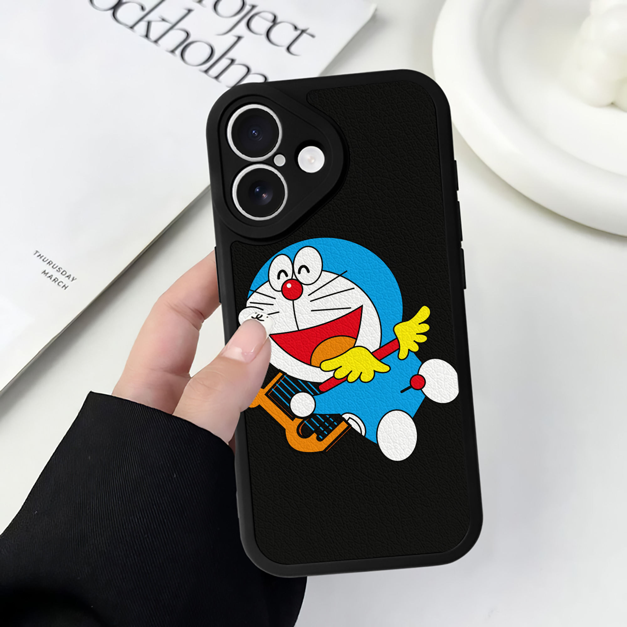 （画像用） ドラえもん Doraemon 【iPhone 16シリーズ対応】シリコンスマホケース（レザー調） 材質：シリコン